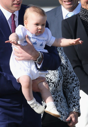 György herceg még csak egy éves sincs, de szinte minden jeles eseményen és rendezvényen ott van szüleivel. Ezeket a hosszú és fárasztó napokat egyébként jól bírja, szerencsére nagyon türelmes. De persze mint minden gyerek, ő is tud grimaszolni és furcsa a