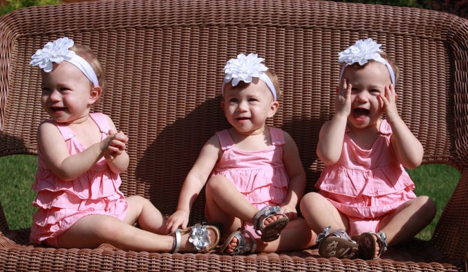Hármas iker babák nevetgélése